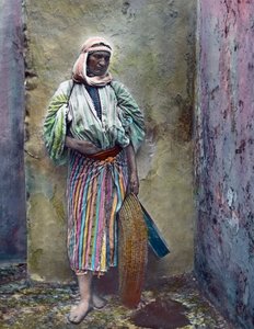 Marrocos, mulher marroquina, data da imagem: cerca de 1910. Arquivo Carl Simon