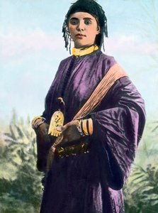 Marrocos, retrato de uma jovem mulher, data da imagem: cerca de 1910. Arquivo Carl Simon