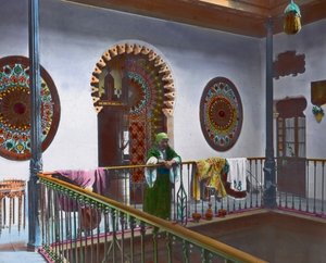 Norte de Marrocos, mulher marroquina na galeria, data da imagem: cerca de 1910, Arquivo Carl Simon de Carl Simon