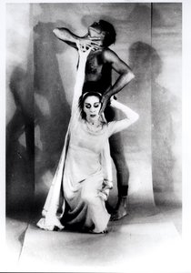 Martha Graham (1894-1991) e Bertram Ross (1920-2003) em "Visionary Recital", 27 de junho de 1961 (impressão em gelatina e prata)