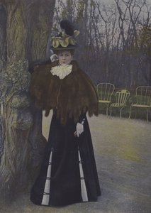 Mulher em um parque de Paris (foto colorida)