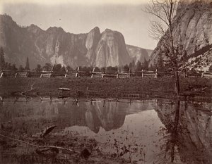 Cathedral Rocks, Yosemite, ca. 1872, impresso ca. 1876. de Carleton E. Watkins.