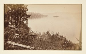 Quatro Cenas Ferroviárias e Quatro Vistas do Lago Tahoe: Lago Tahoe de Rochas de Artista de Carleton E. Watkins