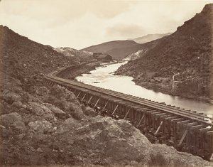 Eureka Quartz Mill and Flume, Nevada, 1875, impresso ca. 1876. de Carleton Emmons Watkins