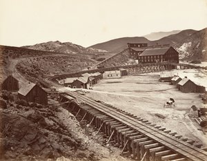 Eureka Quartz Mill and Flume, Nevada, 1875, impresso ca. 1876. de Carleton Emmons Watkins