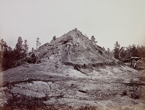 Indian Sweat House, Condado de Mendocino, Califórnia, 1863. de Carleton Emmons Watkins