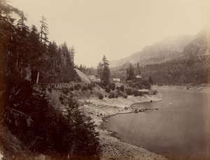 [A Casa do Bloco do Meio, Rio Columbia] de Carleton Watkins