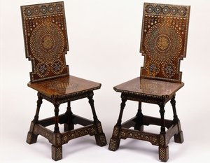 Um par de cadeiras de mogno com decoração floral incrustada em estanho e marfim