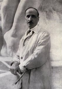 Retrato de três quartos do escultor Edoardo Rubino com martelina na mão. No fundo, um esboço pode ser feito de Carlo Gherlone