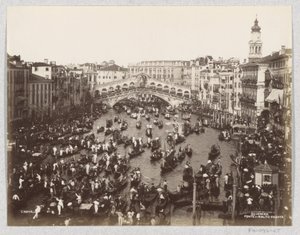 Regata de gôndolas no Grande Canal, em Veneza, à altura da Ponte de Rialto