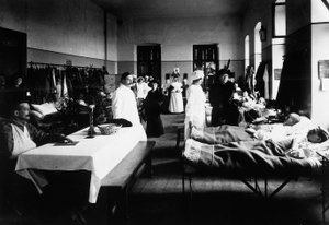 Salão decorado num hospital com feridos de guerra, médicos, enfermeiros da Cruz Vermelha e visitantes (foto a p/b)