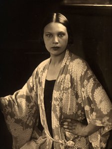 Meia-metragem retrato de Wanda Wulz vestindo um roupão de quimono