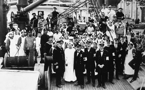 Membros da Cruz Vermelha em um navio durante a Primeira Guerra Mundial (foto a p/b)