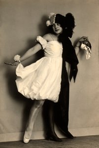 Retrato de Wanda Wulz vestida com uma fantasia