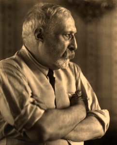 Retrato do perfil do pintor, Arturo Rietti com os braços cruzados