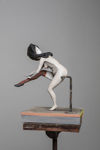Degas Doll 5, 2017 (resina pintada, aço, madeira)