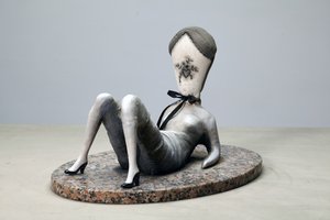 Almofada Dirty Love, 2014 (tecido, barro, tinta sobre granito)
