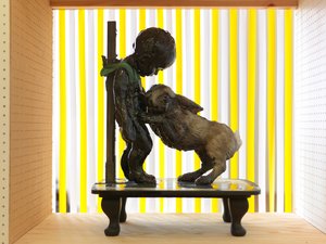 The Wonderful Story of the Tar Baby, 2010 (madeira, barro, tecido, tinta)