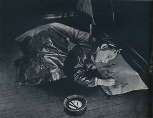Uma garotinha deixada para trás imagina a jornada para o país, 1941 de Cecil Beaton