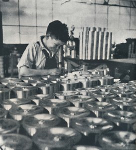 Aprendiz com microscópio testando a dureza dos pistões, 1941 de Cecil Beaton