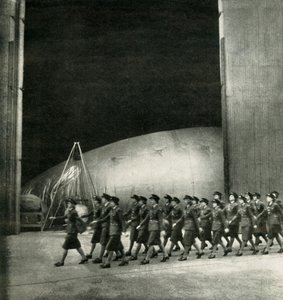 Em um centro de balão, c1943. de Cecil Beaton
