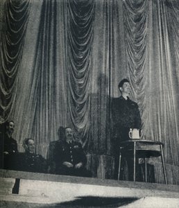 O tenente de vôo J. Nicholson, VC, enfatiza a importância da disciplina para os cadetes, 1941 de Cecil Beaton