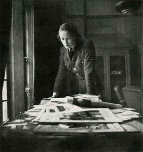 Na sala de leitura, c1943. de Cecil Beaton
