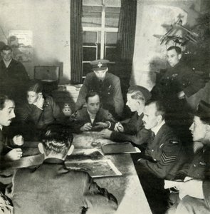 Interrogatório de tripulações aéreas, Ajuda da WAAF neste trabalho, c1943. de Cecil Beaton