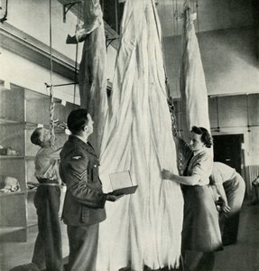 Empacotador de paraquedas, c1943. de Cecil Beaton