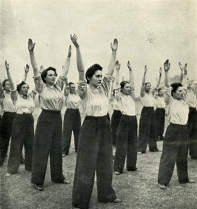 Treinamento físico em um depósito de recrutas, c1943. de Cecil Beaton
