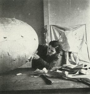 Reparando balões de barragem, c1943. de Cecil Beaton