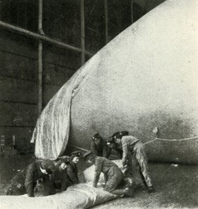 Reparando balões de barragem, c1943. de Cecil Beaton