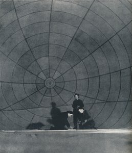 A web WAAFS trabalhando em um balão, 1941