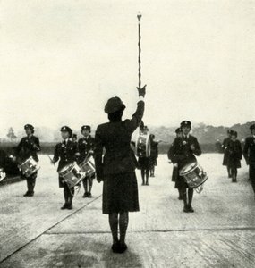 Banda WAAF na parada, c1943. de Cecil Beaton
