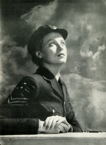 Assistindo a batalha, c1943. de Cecil Beaton
