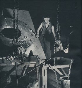 Trabalhador em uma fábrica de aeronaves, preparação de liga, 1941 de Cecil Beaton
