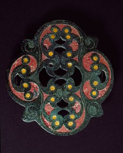Arte Celta: placa de bronze perfurada com incrustação de esmalte. Século I d.C. De Paillard (Oise). Breteuil, museu arqueológico. de Celtic
