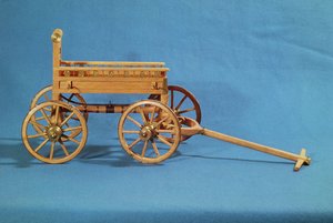 Reconstrução de uma carruagem encontrada no túmulo de uma princesa de Vix (madeira)