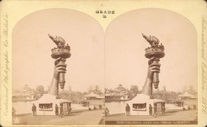 Colossal mão e tocha, Liberty, Centennial Exhibition, Philadelphia de Centennial Photographic Co.