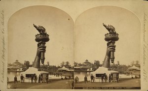 Colossal mão e tocha "Liberty" em exposição na Philadelphia Centennial Exhibition, 1876