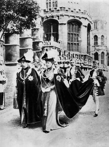 Rei George V e Queen Mary nas vestes dos Cavaleiros da Liga, Windsor, 1937. de Central Press