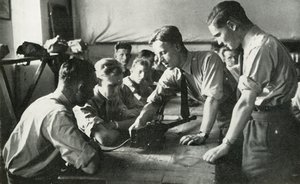 Pessoal da RAF aprendendo sobre armas, 1941.