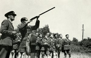 Pessoal da RAF aprendendo a disparar armas durante a Segunda Guerra Mundial, 1941.