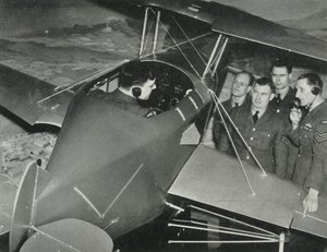 Pessoal da RAF aprendendo a voar em um simulador de vôo durante a Segunda Guerra Mundial, 1941.