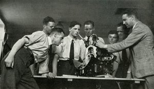 Pessoal da RAF recebendo instruções sobre motores aeronáuticos, 1941.