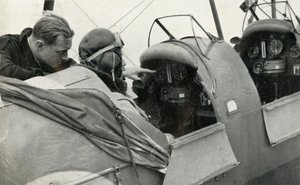 Piloto da RAF aprendendo a voar durante a Segunda Guerra Mundial, 1941.
