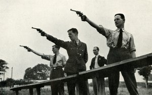 Prática de revólver na Escola de Treinamento de Vôo Elementar, 1941.
