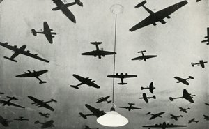 Silhuetas de aviões militares ... em uma escola de treinamento da RAF durante a Segunda Guerra Mundial, 1941.