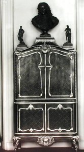 Armário com um busto de Louis de Orleans (1703-52) (madeira)