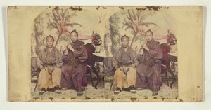 Dois membros da primeira missão diplomática japonesa nos Estados Unidos:  Membro não identificado (à esquerda) e Tateishi Onojirō-Noriyuki, intérprete em formação (à direita)